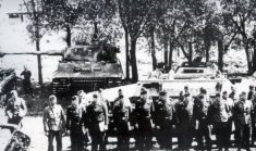 A Befehlstiger and troops in formation 