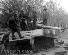 Thumbnail image: Luftwaffe personnel on Tiger 831