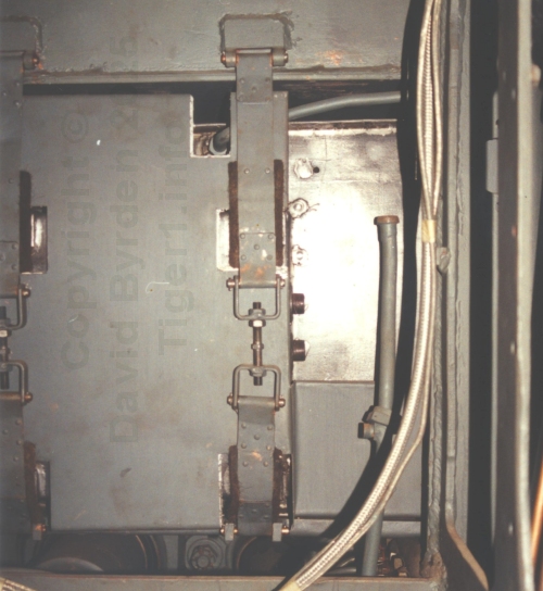 Lower left-hand fuel tank Lower left-hand fuel tank